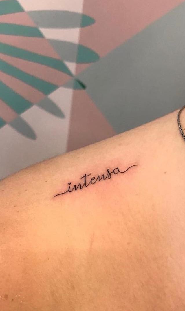 tattoo chữ tinh tế ở vai cho nam giới Hình xăm chữ "intensa" kiểu chữ viết tay trên tay, phong cách tối giản, độ phân giải HD.
