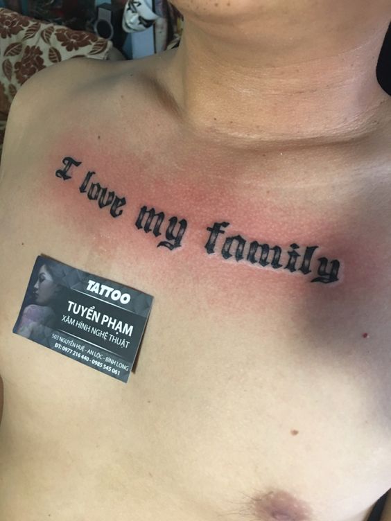 Hình xăm chữ "I love my family" trên ngực, phong cách cổ điển, ảnh HD chi tiết.