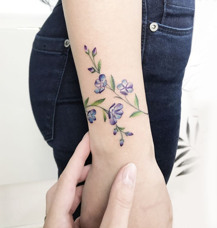 Hình xăm hoa tím phong cách màu nước trên cánh tay, độ chi tiết cao, độ phân giải HD.