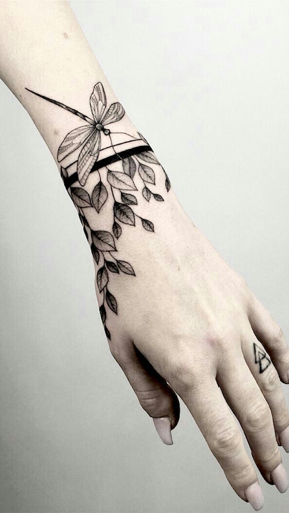 Hình xăm chuồn chuồn và lá trên cổ tay, phong cách blackwork, chi tiết rõ nét, độ phân giải HD.