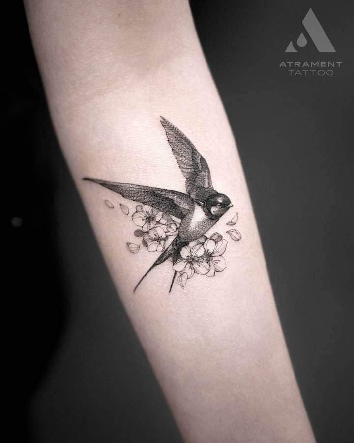 Hình xăm chim én và hoa trên tay, phong cách blackwork chi tiết, ảnh HD.