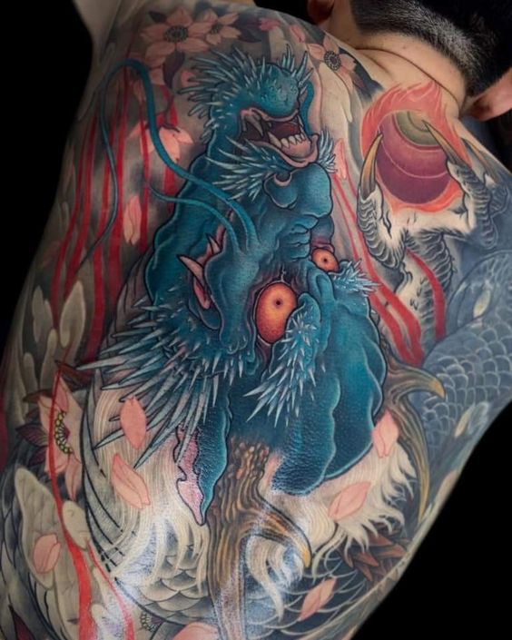 tattoo đầu rồng xanh kèm hoa anh đào kín lưng Hình xăm rồng toàn lưng phong cách Nhật Bản, màu sắc tươi sáng, chi tiết cao, độ phân giải HD.