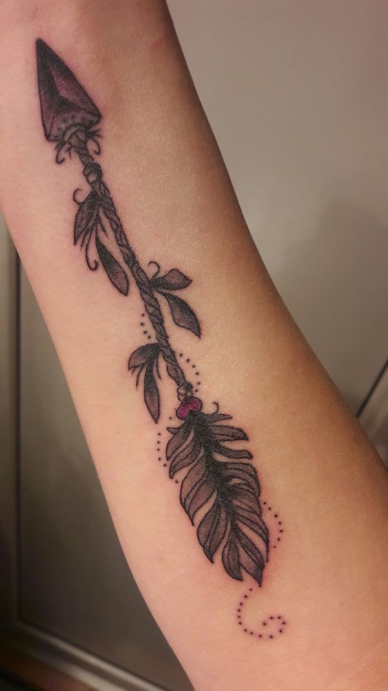 tattoo đơn giản cho khách Hình xăm mũi tên và lông vũ phong cách blackwork trên cánh tay, chi tiết rõ nét, độ phân giải HD.