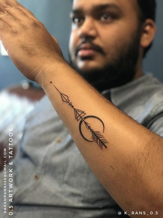 tattoo đơn giản ở tay cho nam nữ Hình xăm mũi tên trên cánh tay, phong cách blackwork tối giản, độ chi tiết cao, ảnh HD.