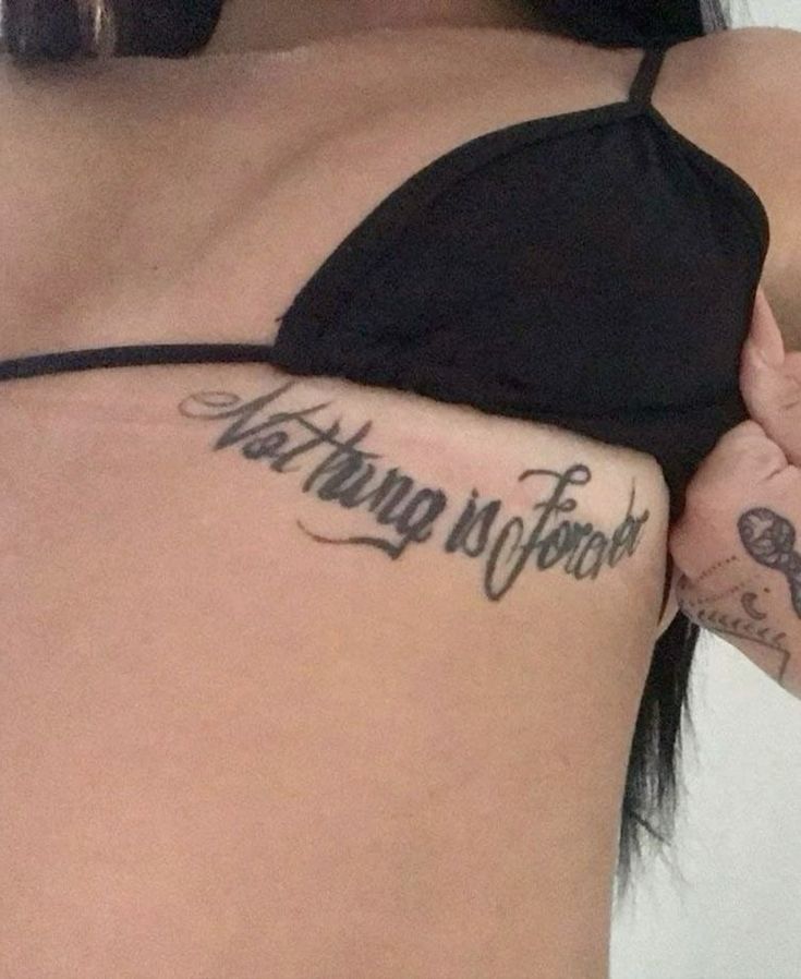 Hình xăm chữ trên sườn, phong cách blackwork, độ phân giải HD, chi tiết rõ nét.