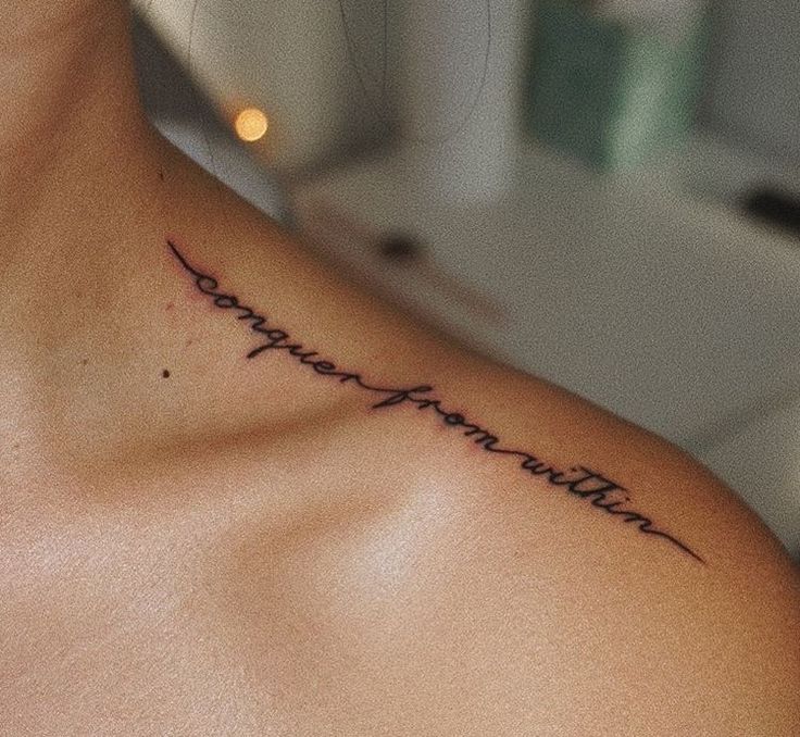tattoo dòng chữ trên vai vô cùng đẹp Hình xăm chữ trên vai theo phong cách tối giản, chất lượng HD, thể hiện thông điệp cá nhân và tinh tế.