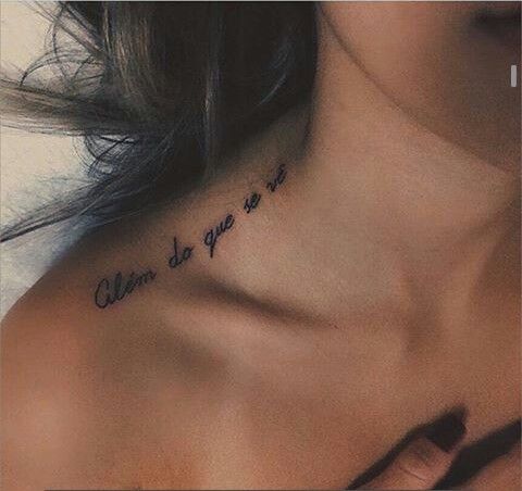 tattoo dòng chữ cực kỳ đẹp ở vai cho nữ Hình xăm chữ trên cổ, phong cách blackwork, độ chi tiết cao, ảnh chất lượng HD.