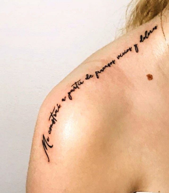 tattoo dòng chữ trên vai tuyệt đẹp Hình xăm chữ trên vai, phong cách chữ viết tay, độ chi tiết cao, ảnh HD.