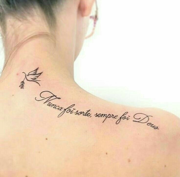 tattoo dòng chữ ý nghĩa ở vai cực đẹp Hình xăm chữ và chim trên vai, phong cách blackwork, độ chi tiết cao, ảnh HD.
