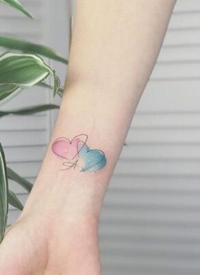 tattoo hai trái tim trên tay cực bắt mắt Hình xăm mini trái tim màu nước trên cổ tay, phong cách tinh tế, ảnh HD.