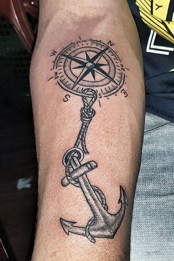 Hình xăm la bàn và mỏ neo trên tay, phong cách blackwork chi tiết. Ảnh chất lượng HD.