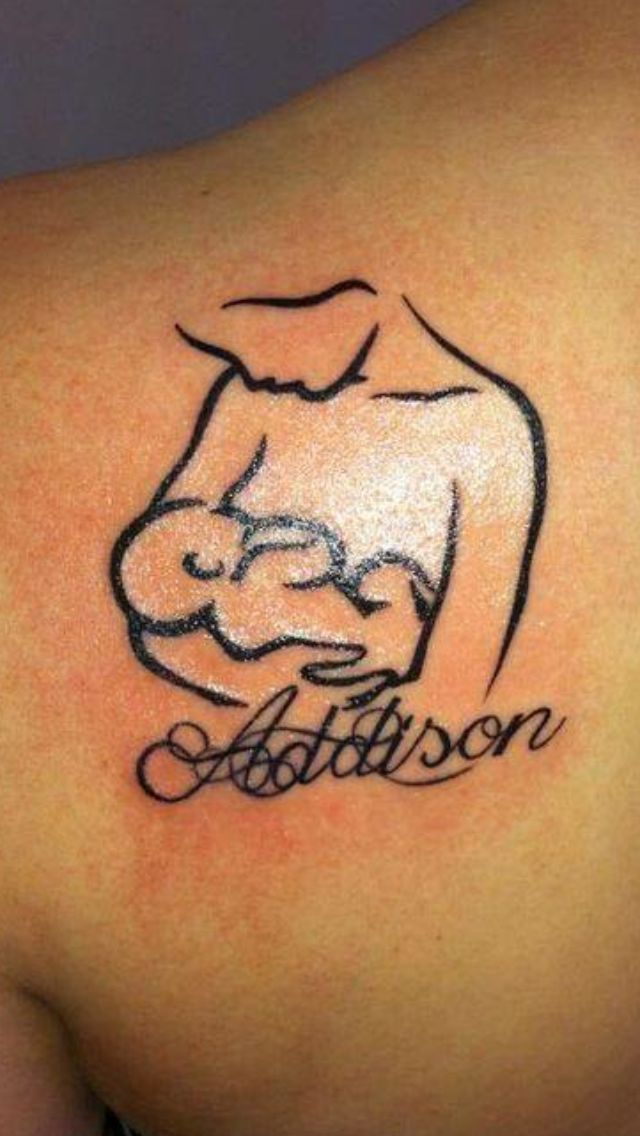 tattoo mẹ cho con bú kết hợp khắc chữ sáng tạo Hình xăm phác thảo ngực và cánh tay trên lưng, phong cách blackwork, chi tiết rõ nét, ảnh HD.