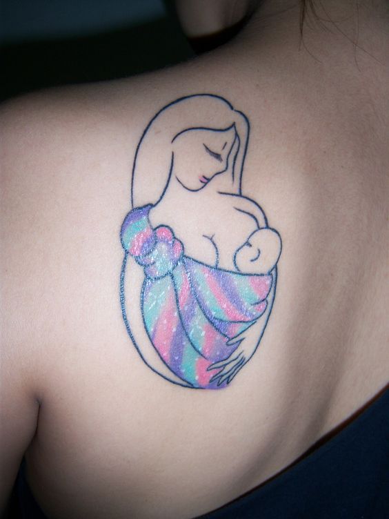 tattoo mẹ cho con bú sau vai vô cùng ý nghĩa Hình xăm mẹ và bé phong cách màu nước trên vai, chi tiết vừa phải, ảnh HD.