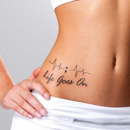 Hình xăm chữ "Life Goes On" và nhịp tim trên eo, phong cách blackwork, ảnh HD.