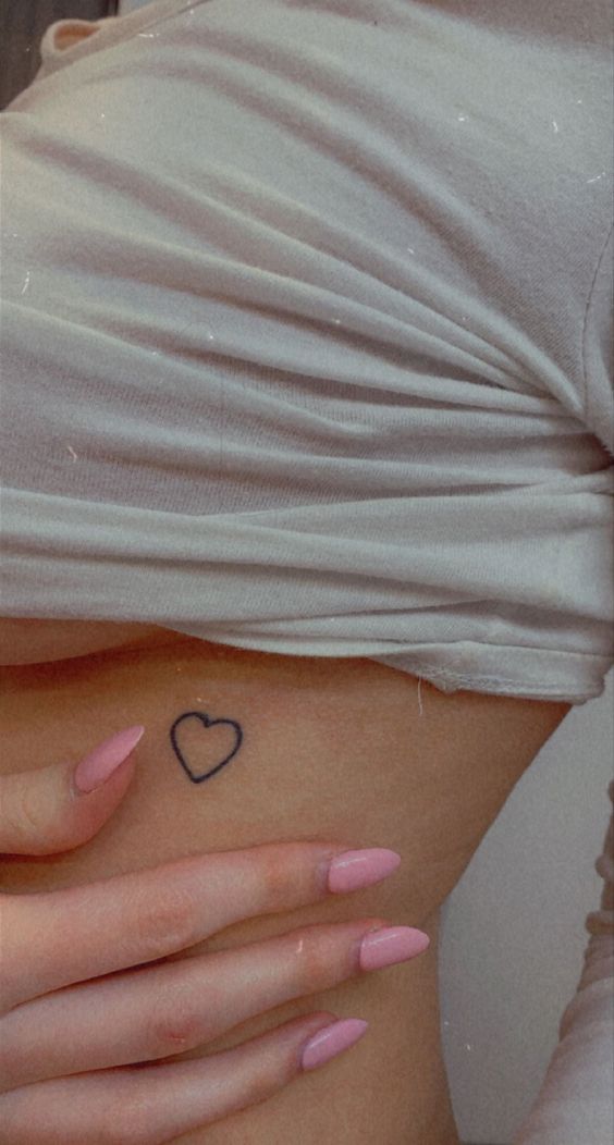 hình tattoo trái tim nhỏ dưới ngực Hình xăm trái tim mini ở eo, phong cách blackwork, ảnh HD.