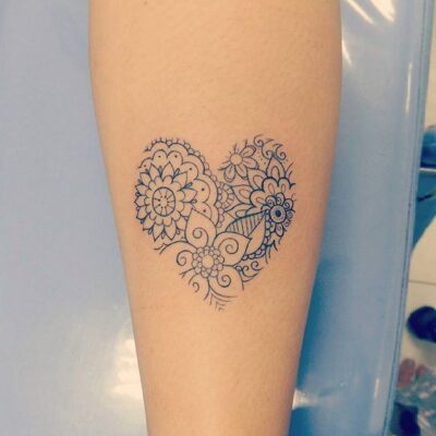 Tattoo trái tim từ họa tiết độc đáo và lôi cuốn Hình xăm hoa văn hình trái tim trên cánh tay, phong cách blackwork, chi tiết phức tạp, ảnh HD.