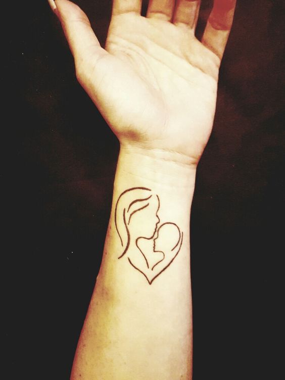 tattoo hình xăm hai mẹ con nhỏ nhắn tinh tế Hình xăm mẹ con trên cổ tay, phong cách nét đơn giản, ảnh chất lượng HD.