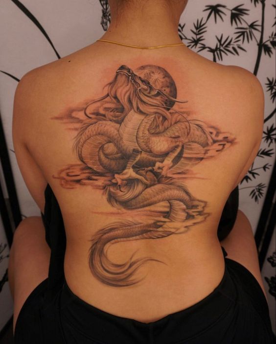 tattoo hình xăm rồng đơn sắc của chị khách ở lưng Hình xăm rồng chi tiết trên lưng, phong cách cổ điển, chất lượng HD, thể hiện sự mạnh mẽ và uyển chuyển.