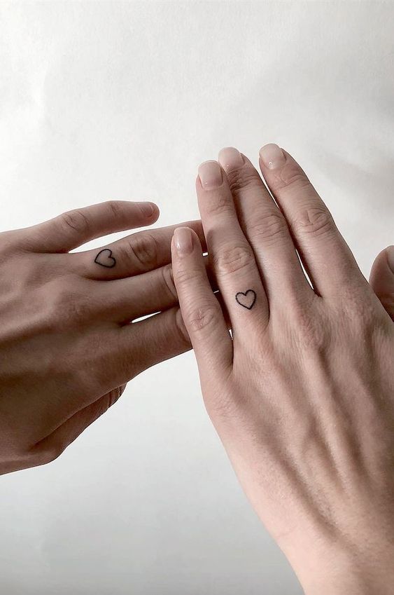 tattoo hình xăm trái tim siêu mini trên ngón tay Hình xăm mini trái tim trên ngón tay, phong cách blackwork, độ chi tiết cao, ảnh HD.