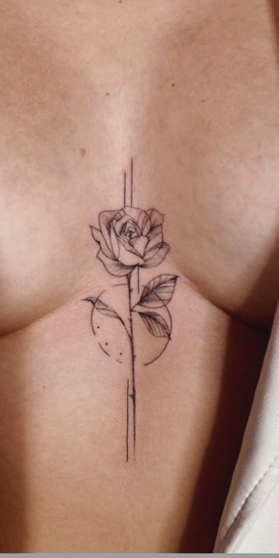 Hình xăm hoa hồng tối giản trên ngực, phong cách blackwork, chi tiết tinh tế, ảnh chất lượng HD.