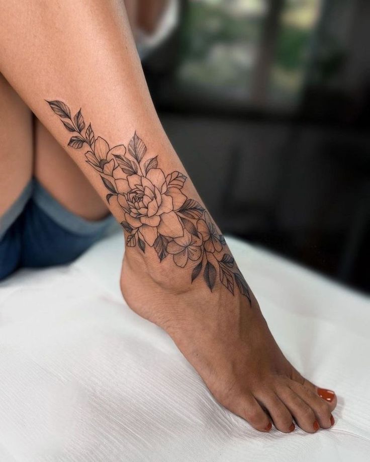 Hình xăm hoa ở chân phong cách blackwork, chi tiết cao, ảnh HD.