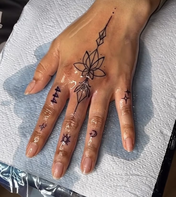 hình xăm hoa sen độc đáo tại ngón tay Hình xăm hoa phong cách blackwork trên mu bàn tay, chi tiết sắc nét, độ phân giải HD.