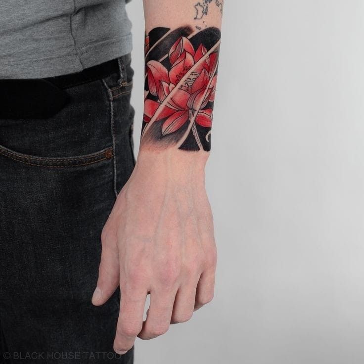 Hình xăm hoa đỏ, phong cách blackwork, trên cánh tay. Chi tiết sắc nét, ảnh HD.