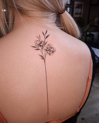 Hình xăm hoa trên lưng, phong cách blackwork, chi tiết tinh tế, ảnh HD.