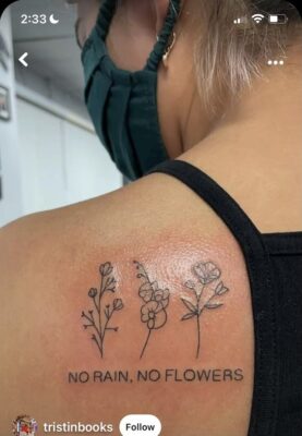 Hình xăm hoa trên vai, phong cách blackwork, chi tiết chữ, ảnh HD.