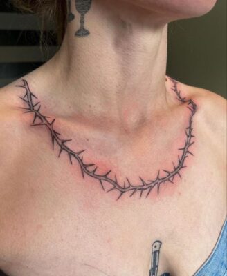 Hình xăm vòng gai trên cổ, phong cách blackwork, chi tiết sắc nét, ảnh HD.