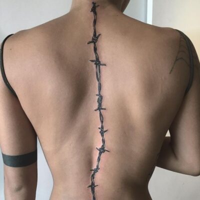 Hình xăm dây thép gai dọc sống lưng, phong cách blackwork, chi tiết sắc nét, độ phân giải HD.