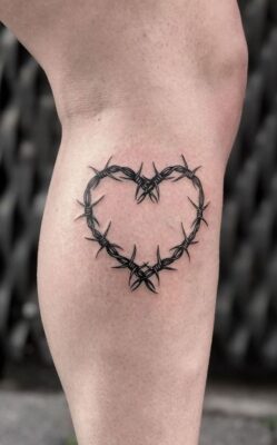 Hình xăm vòng gai hình trái tim trên chân, phong cách blackwork, độ chi tiết cao, ảnh HD.