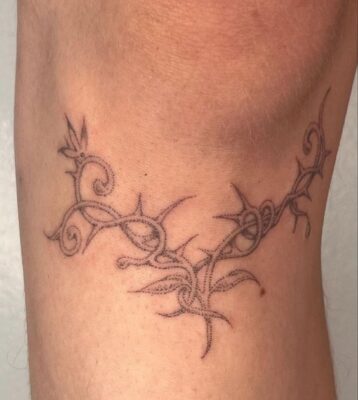Hình xăm hoa văn dây gai cổ chân, phong cách blackwork, chi tiết tinh tế, ảnh chất lượng HD.