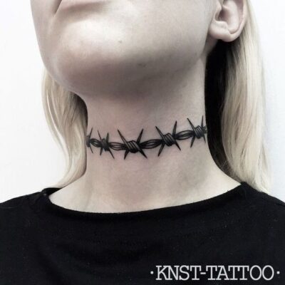 Hình xăm dây thép gai ở cổ, phong cách blackwork, chi tiết sắc nét, độ phân giải HD.