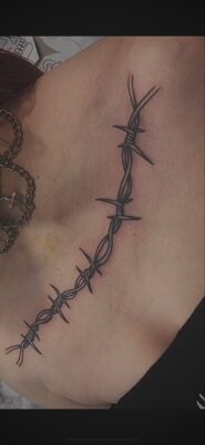 Hình xăm dây thép gai trên ngực, phong cách blackwork, chi tiết sắc nét, độ phân giải HD.