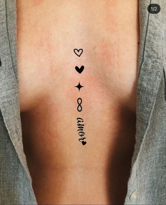 Hình xăm mini dọc ngực với biểu tượng trái tim và vô cực, phong cách blackwork. Ảnh độ phân giải HD.