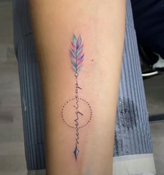 Hình xăm cổ tay, mũi tên màu nước với chữ "never give up", phong cách tinh tế, độ phân giải 602x564.