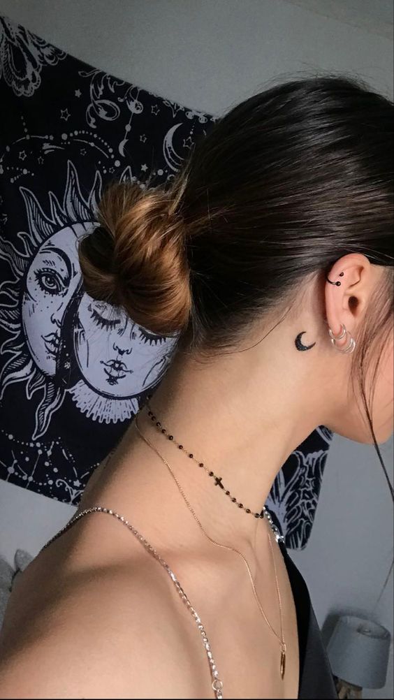 Hình xăm trăng nhỏ sau tai, phong cách blackwork, độ chi tiết cao, ảnh HD.