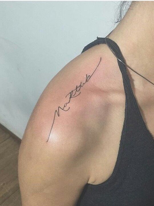 tattoo mẫu chữ kí ở vai cực đẹp Hình xăm chữ tay đen trên vai, phong cách tối giản, độ phân giải HD.