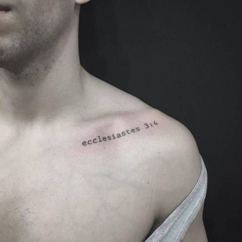 tattoo mẫu chữ số đặc biệt ở vai Hình xăm chữ trên vai theo phong cách tối giản, độ phân giải HD.