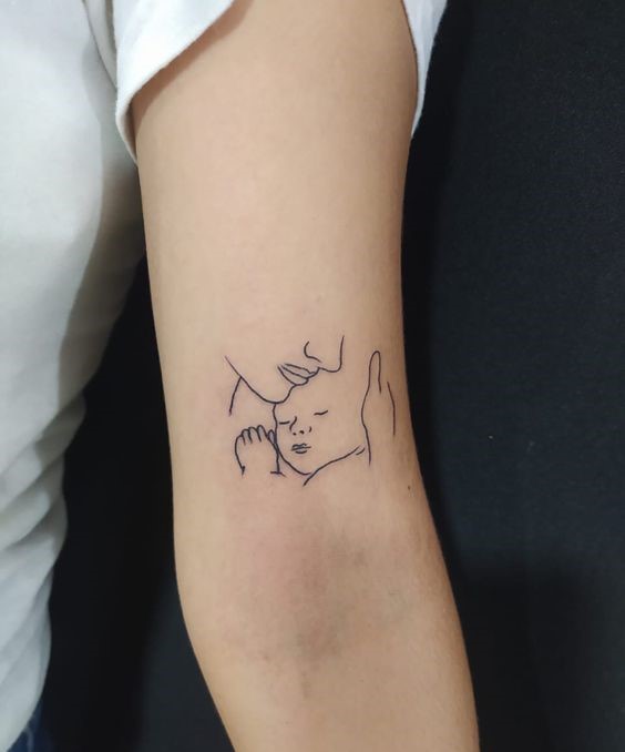 tattoo tình mẫu tử ý nghĩa đơn giản nhất Hình xăm mini đường nét mẹ con trên tay, phong cách tối giản, độ phân giải HD.