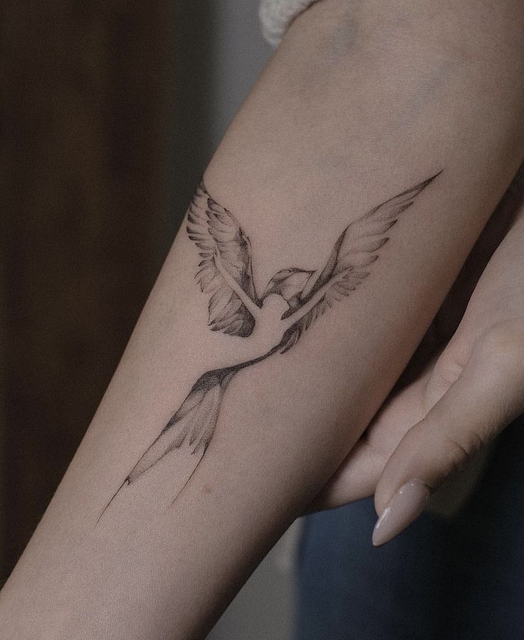 Hình xăm chim phong cách blackwork trên cánh tay, độ chi tiết cao, độ phân giải HD.