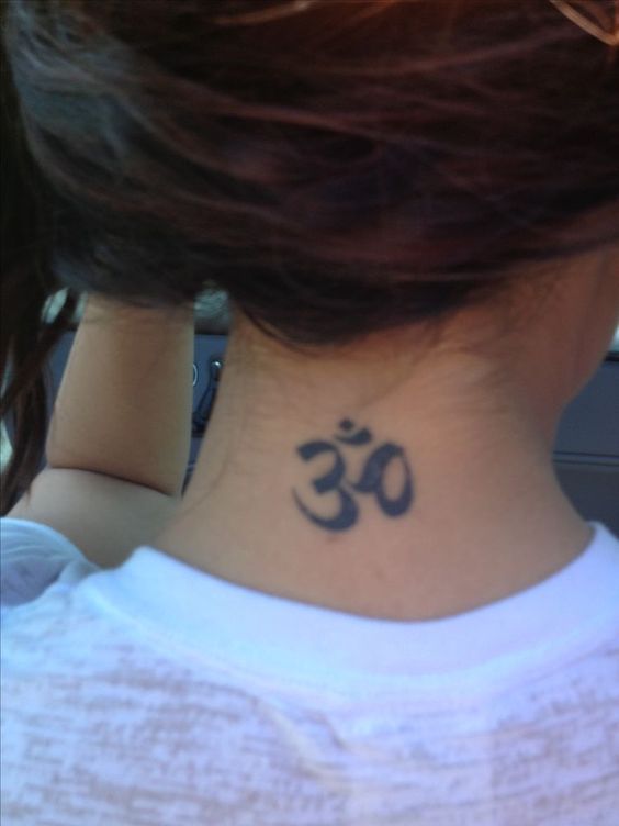 tattoo mini chữ om sau gáy xinh Hình xăm ký hiệu Om ở sau gáy, phong cách blackwork, ảnh HD.