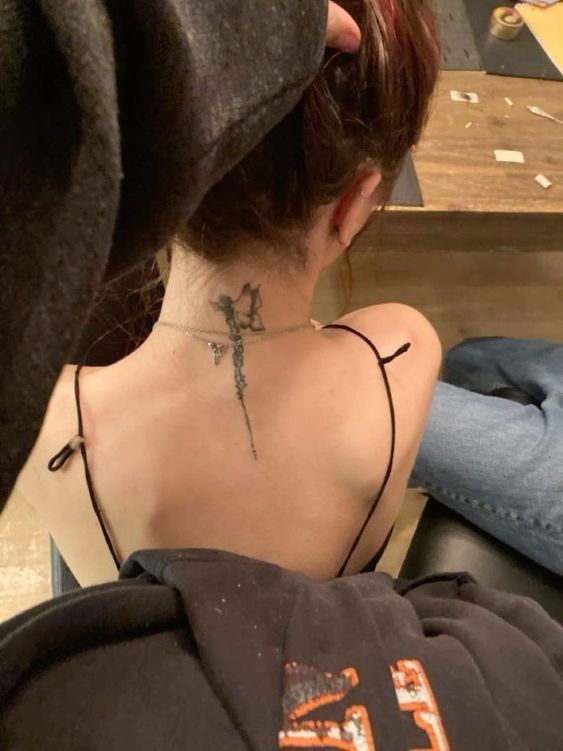 tattoo mini dọc gáy cho nữ Hình xăm mini hoa cổ truyền trên gáy, phong cách blackwork, chi tiết sắc nét, độ phân giải HD.