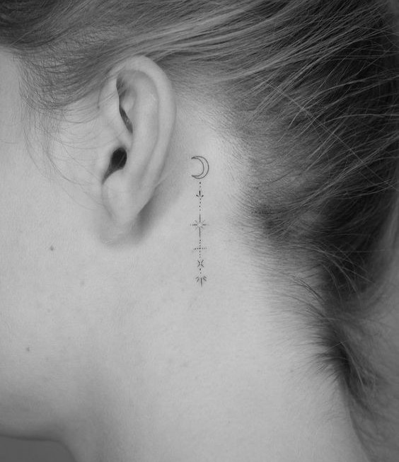 Hình xăm mini mặt trăng và sao sau tai, phong cách blackwork, chi tiết tinh tế, ảnh độ phân giải HD.