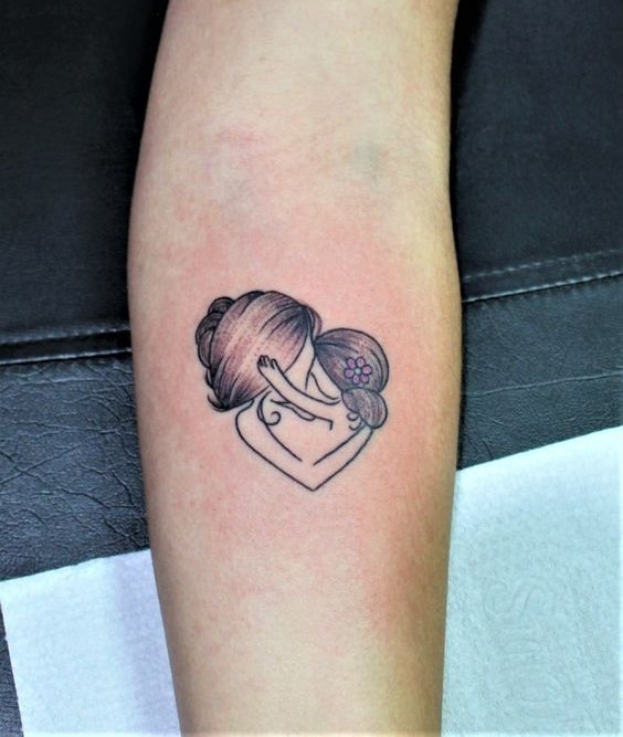 tattoo mini mẹ ôm con dễ thương tuyệt đối Hình xăm mẹ con phong cách blackwork trên cánh tay, chi tiết tinh tế, độ phân giải HD.