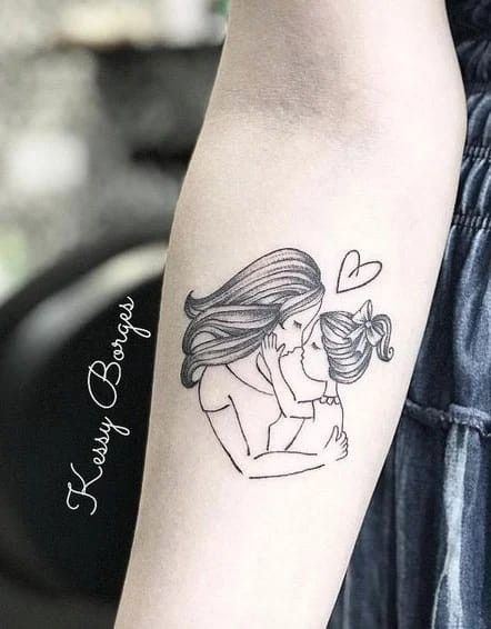 tattoo mini mẹ và con gái tràn đầy cảm xúc Hình xăm mẹ con trên tay, phong cách blackwork, chi tiết đơn giản, ảnh HD.