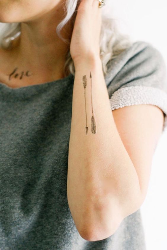 hình xăm nhỏ ở tay đầy cuốn hút Hình xăm mũi tên đơn giản trên cánh tay, phong cách blackwork, độ phân giải HD.