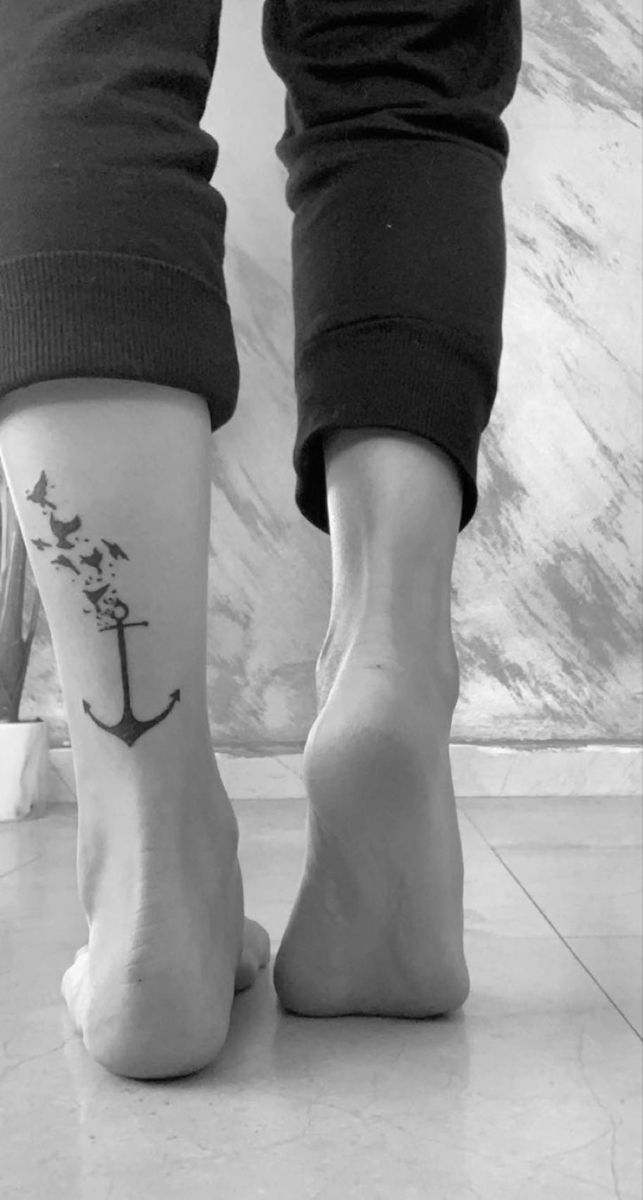Hình xăm mỏ neo và chim, phong cách blackwork, vị trí cổ chân, độ phân giải HD, chi tiết rõ nét.