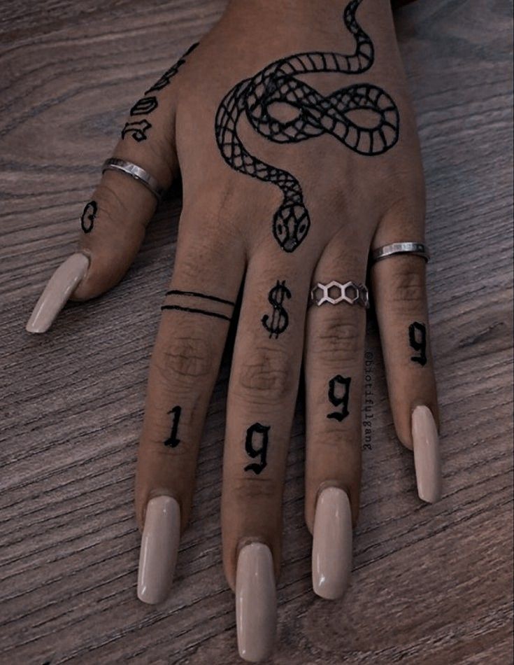 hình xăm năm sinh trên ngón tay Hình xăm rắn và ký tự trên tay, phong cách blackwork chi tiết, ảnh HD.